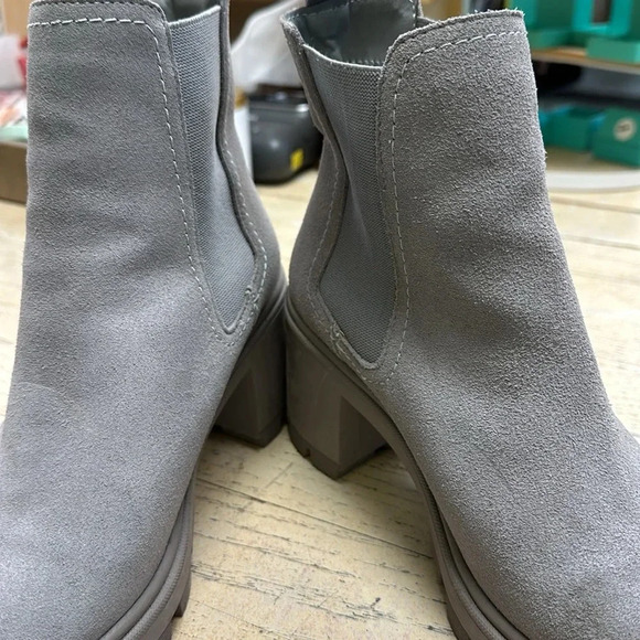SPLENDID
Melisa Suede Chelsea Boots Size 7.5 in Gray - Picture 9 of 9